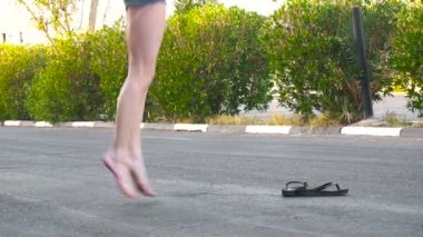 Kadın yolda atlama. Closeup bacaklar