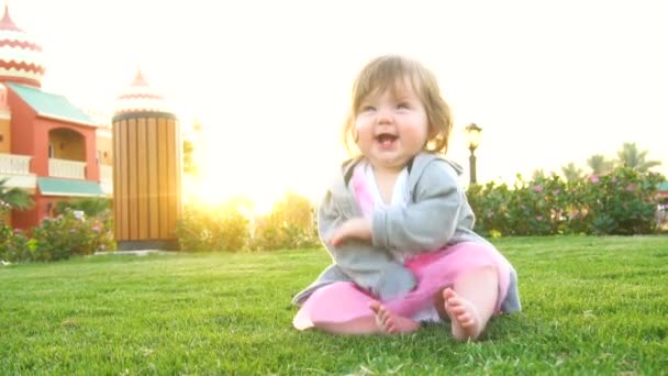 Щаслива мила дитина в парку — стокове відео