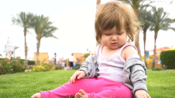 Feliz bebê bonito no parque — Vídeo de Stock