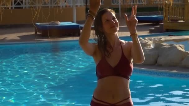 Mujer en verano parada cerca de la piscina y relajante — Vídeo de stock