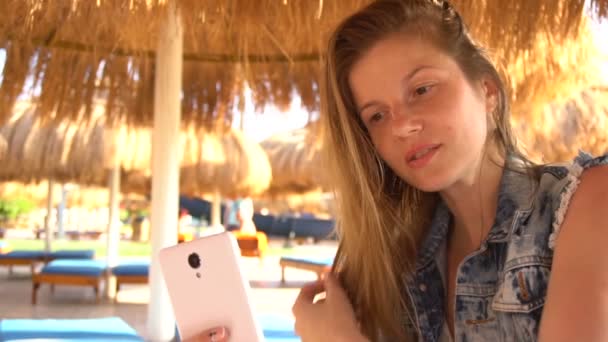 Žena, která dělá selfie pomocí smartphonu — Stock video