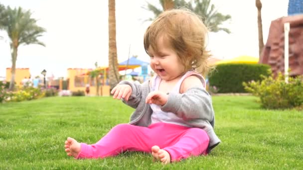 Gelukkig schattige baby in park — Stockvideo