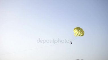 Deniz mavi gökyüzünde üzerinde parasailing