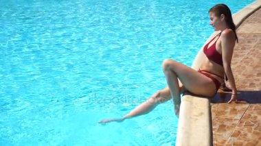 Yaz Yüzme Havuzu kenarında oturan kadın