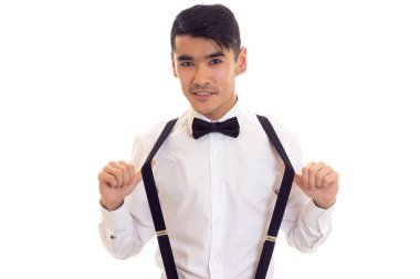 Papyon ve pantolon askısı ile genç adam