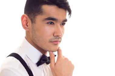 Papyon ve pantolon askısı ile genç adam