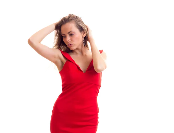 Молода жінка в червоній сукні — стокове фото