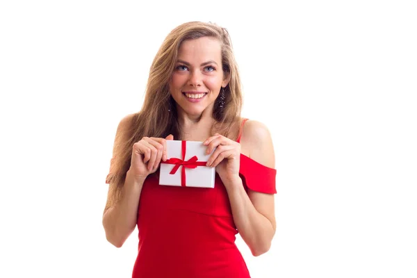 Mujer joven en vestido rojo sosteniendo presente — Foto de Stock