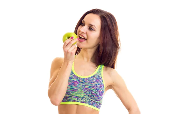 Mujer deportiva sosteniendo manzana — Foto de Stock