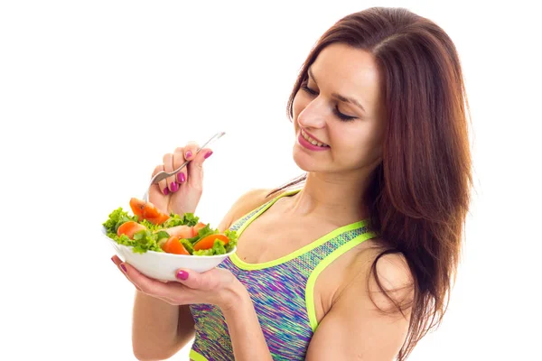 Mujer deportiva sosteniendo ensalada — Foto de Stock