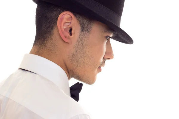 Jeune homme en T-shirt blanc avec chapeau noir — Photo