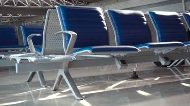 Lege stoelen in lounge zone van vertrek op de luchthaven — Stockvideo