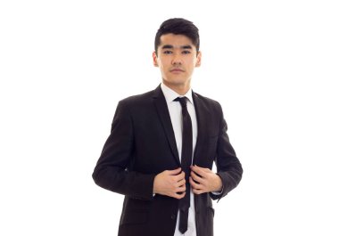 siyah smokin içinde genç adam