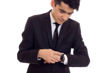 siyah smokin içinde genç adam