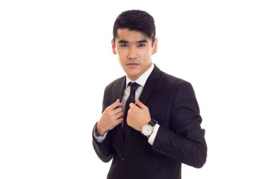 siyah smokin içinde genç adam