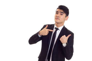 siyah smokin içinde genç adam