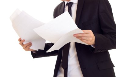 Kağıtları tutan takım elbiseli genç adam