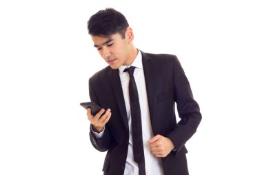 Telefonda konuşurken takım elbiseli genç adam