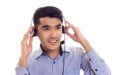 Kulaklıklar kullanan genç adam