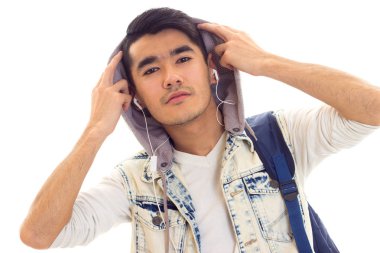 Sırt çantası ve kulaklık ile genç adam