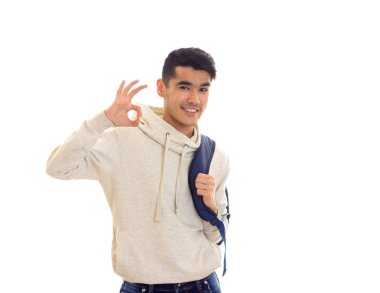 Genç adam gözlük ve sırt çantası