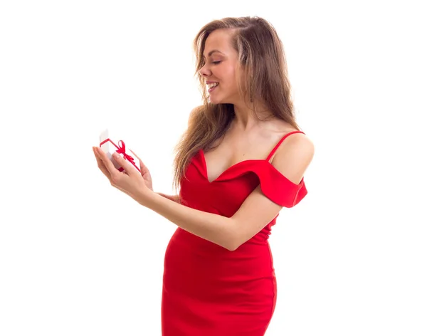 Mevcut tutan Kırmızı elbiseli genç kadın — Stok fotoğraf