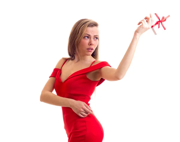 Mujer joven en vestido rojo sosteniendo presente —  Fotos de Stock