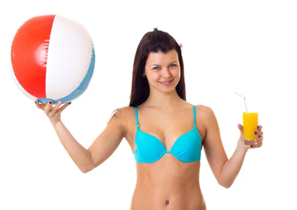 女人在泳衣拿着鸡尾酒和球 — 图库照片