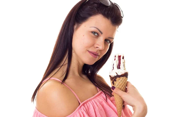 Mujer vestida con gafas de sol sosteniendo helado —  Fotos de Stock