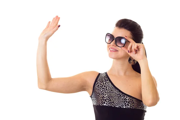 Mujer joven en traje de baño con gafas de sol —  Fotos de Stock