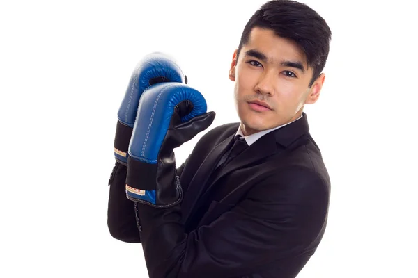 Ung man i kostym med boxningshandskar — Stockfoto