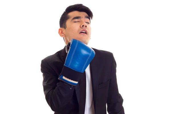 Jonge man in pak met bokshandschoenen — Stockfoto