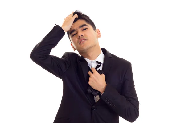 Junger Mann im Anzug fixiert seine Krawatte — Stockfoto