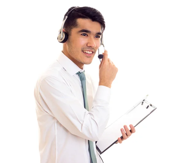 Młody człowiek w słuchawkach posiadających folder — Zdjęcie stockowe