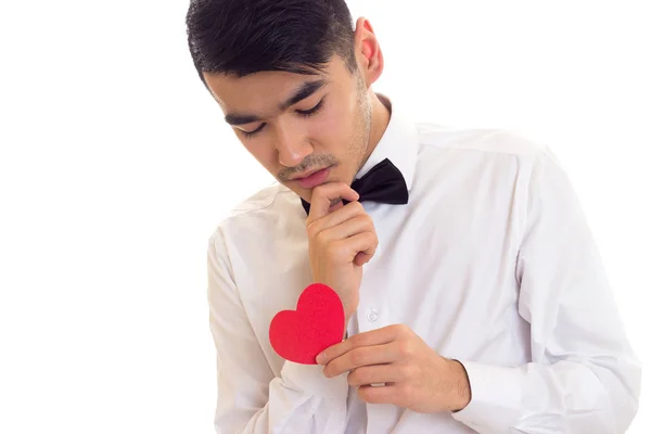 Joven sosteniendo un corazón leído — Foto de Stock