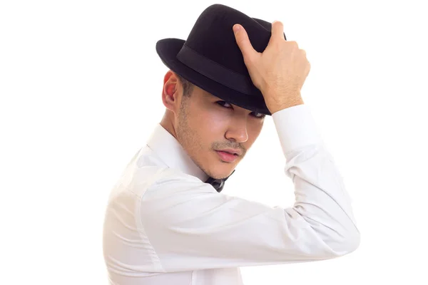 Jeune homme en T-shirt blanc avec chapeau noir — Photo