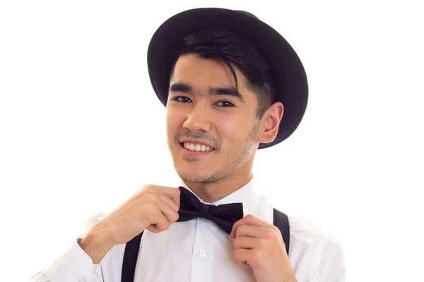 Молодой человек в галстуке-бабочке, подтяжках и шляпе — стоковое фото