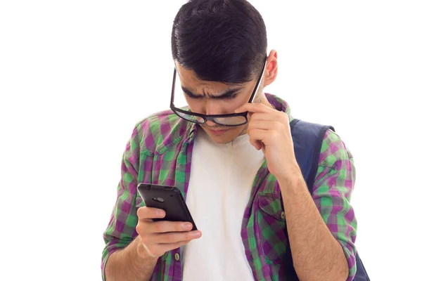 Jonge man met rugzak en smartphone — Stockfoto
