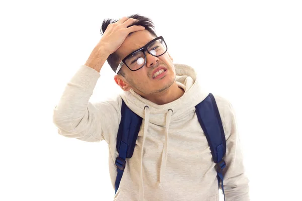 Jeune homme avec lunettes et sac à dos — Photo