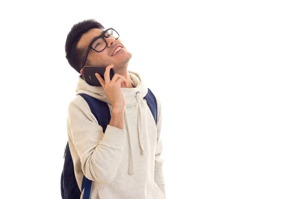 Jeune homme avec lunettes, smartphone et sac à dos — Photo