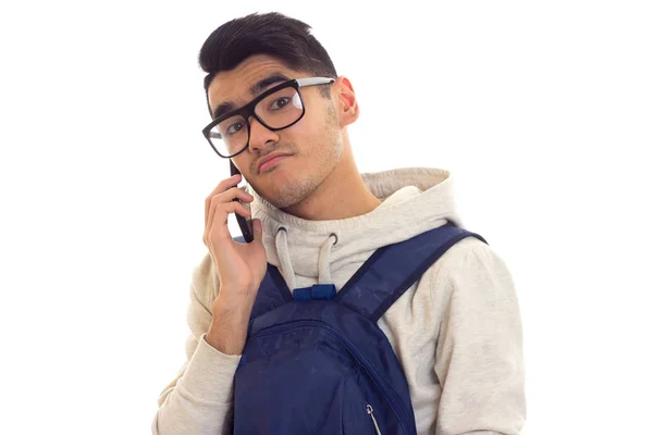 Mladý muž s brýlemi, smartphone a batoh — Stock fotografie