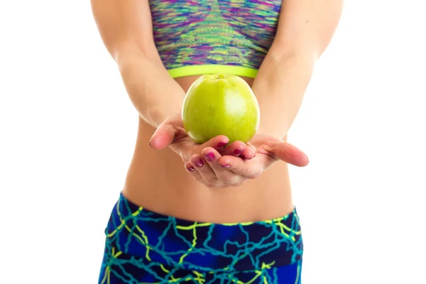 Mujer deportiva sosteniendo manzana — Foto de Stock