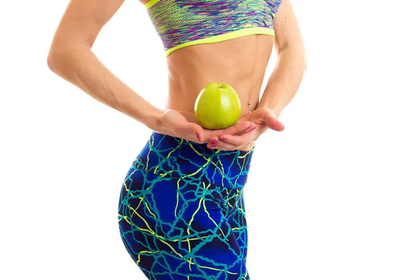Mulher esportiva segurando maçã — Fotografia de Stock