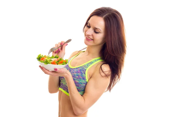 Mujer deportiva sosteniendo ensalada —  Fotos de Stock