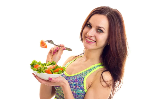 Mulher esportiva segurando salada — Fotografia de Stock