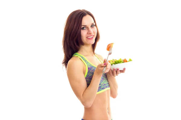 Mujer deportiva sosteniendo ensalada — Foto de Stock