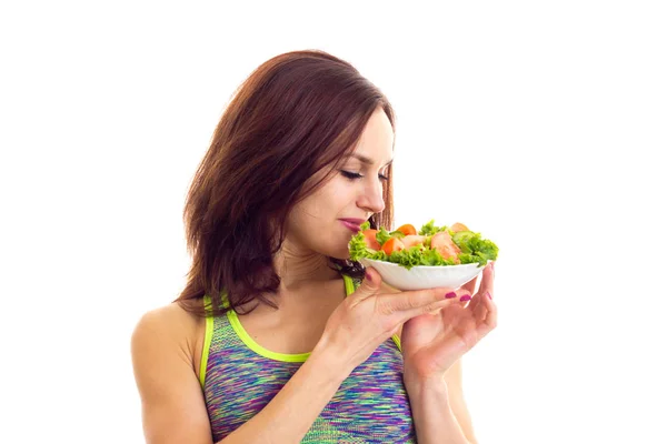 Mujer deportiva sosteniendo ensalada — Foto de Stock