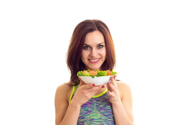 Mujer deportiva sosteniendo ensalada — Foto de Stock