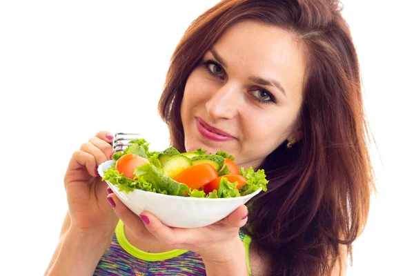 Mujer deportiva sosteniendo ensalada — Foto de Stock