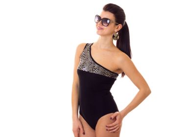 Genç kadın güneş gözlüğü ile takım elbise Yüzme içinde